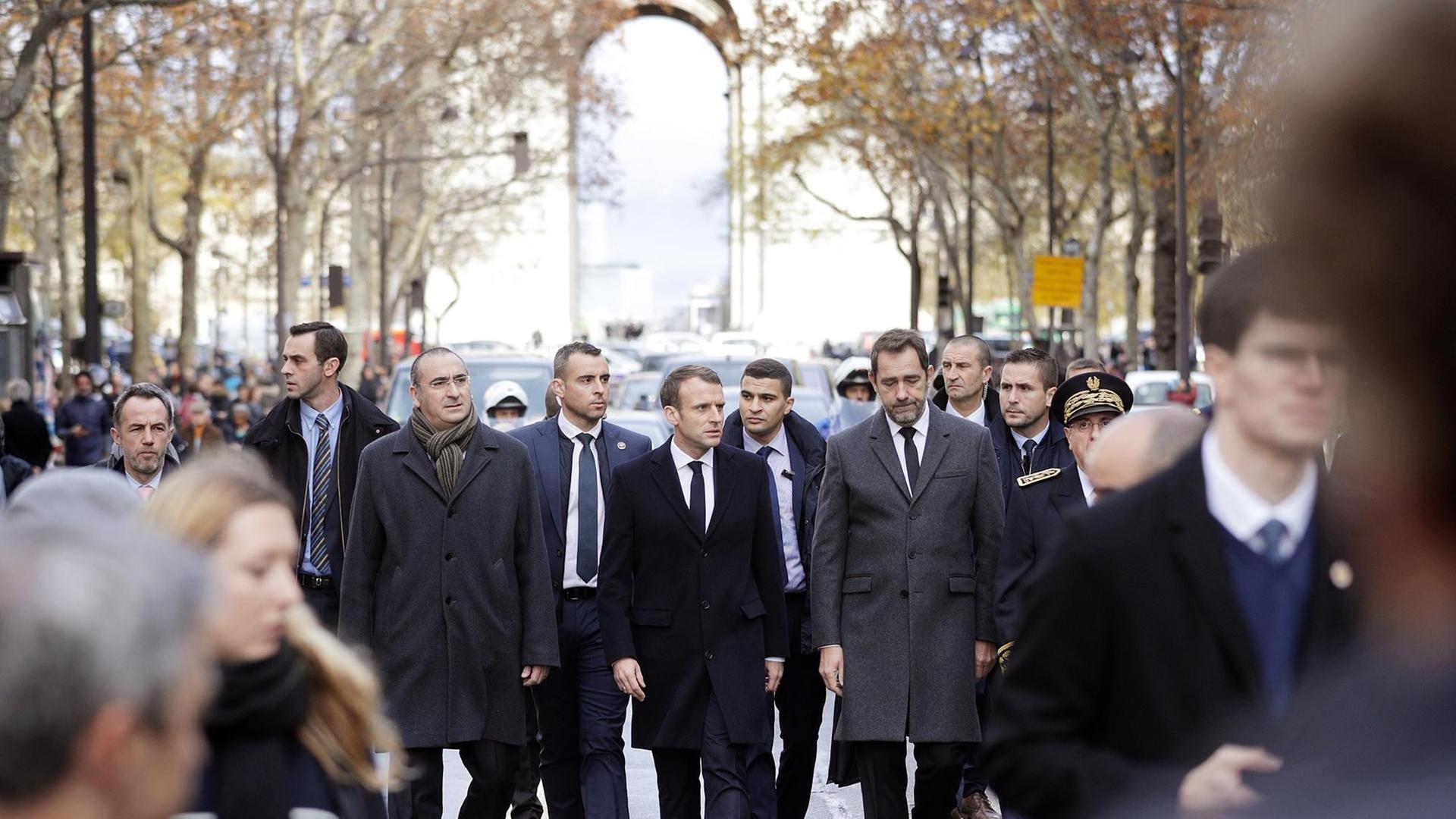 Emmanuel Macron (Mitte) und Innenminister Christophe Castaner (rechts) besichtigen am 2.12.18 den Triumphbogen in Paris nach den Krawallen vom Vortag. Emmanuel Macron (Mitte) und Innenminister Christophe Castaner (rechts) besichtigen am 2.12.18 den Triumphbogen in Paris nach den Krawallen vom Vortag.