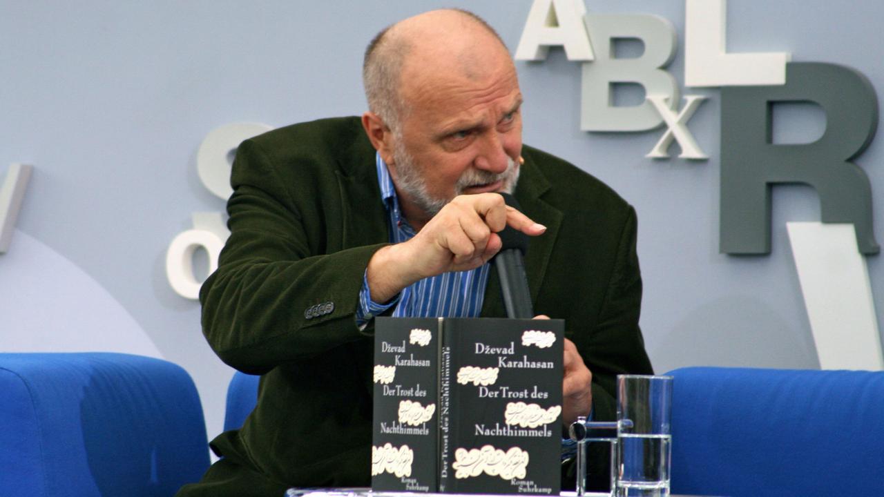 Der Schriftsteller Dzevad Karahasan auf dem Blauen Sofa der Leipziger Buchmesse Der Schriftsteller Dzevad Karahasan auf dem Blauen Sofa der Leipziger Buchmesse
