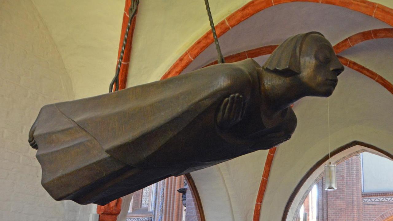 Im Inneren des Doms von Guestrow - "Der Schwebende" , Bronzedrittguss von Ernst Barlach 1927 Im Inneren des Doms von Guestrow - "Der Schwebende" , Bronzedrittguss von Ernst Barlach 1927