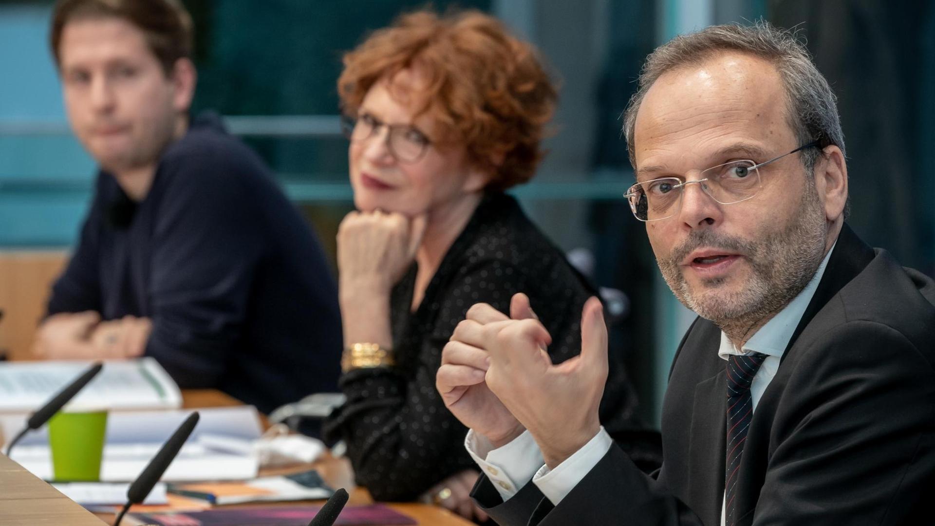 24.11.2020, Berlin: Felix Klein (r-l), Antisemitismus-Beauftragter der Bundesregierung, spricht neben Anetta Kahane, Vorsitzende der Amadeu Antonio Stiftung und Kevin Kühnert, Vizevorsitzender der SPD, bei einer Pressekonferenz zu einer möglichen wachsenden Radikalisierung und Gefahr durch Antisemitismus und Coronal-Leugner-Szene 24.11.2020, Berlin: Felix Klein (r-l), Antisemitismus-Beauftragter der Bundesregierung, spricht neben Anetta Kahane, Vorsitzende der Amadeu Antonio Stiftung und Kevin Kühnert, Vizevorsitzender der SPD, bei einer Pressekonferenz zu einer möglichen wachsenden Radikalisierung und Gefahr durch Antisemitismus und Coronal-Leugner-Szene