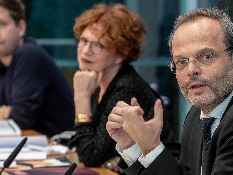 24.11.2020, Berlin: Felix Klein (r-l), Antisemitismus-Beauftragter der Bundesregierung, spricht neben Anetta Kahane, Vorsitzende der Amadeu Antonio Stiftung und Kevin Kühnert, Vizevorsitzender der SPD, bei einer Pressekonferenz zu einer möglichen wachsenden Radikalisierung und Gefahr durch Antisemitismus und Coronal-Leugner-Szene