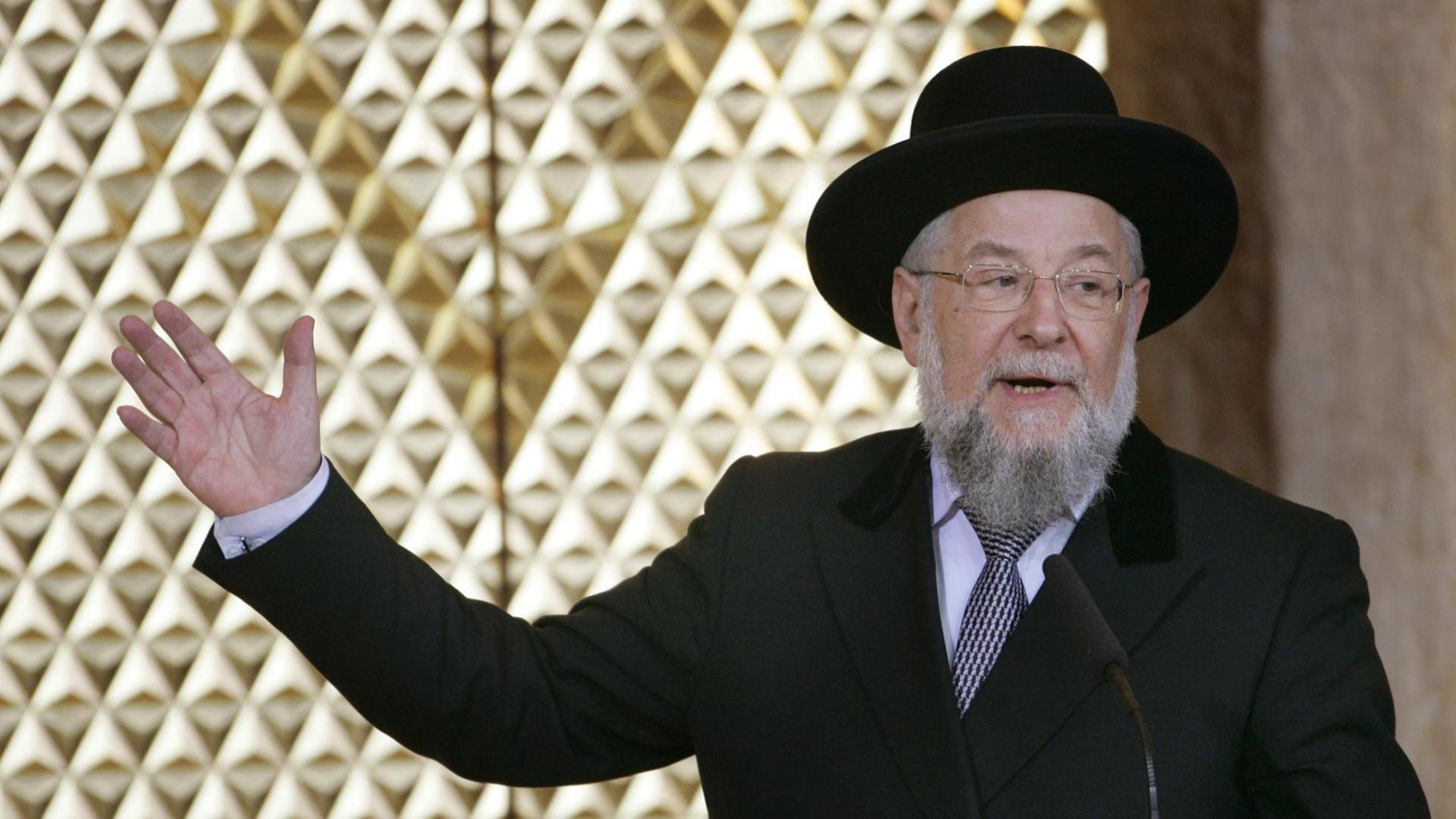 Meir Lau, Oberrabbiner aus Israel, spricht vor dem Thoraschrein bei der Eröffnung des neuen Jüdischen Zentrums und der neuen Hauptsynagoge in München am 09.11.2006. Die frühere Hauptsynagoge hatten die Nazis fünf Monate vor der Pogromnacht abgerissen. Die neue Synagoge «Ohel Jakob» (hebräisch: Zelt Jakobs) trägt den Namen des damals zerstörten Gotteshauses. Meir Lau, Oberrabbiner aus Israel, spricht vor dem Thoraschrein bei der Eröffnung des neuen Jüdischen Zentrums und der neuen Hauptsynagoge in München am 09.11.2006. Die frühere Hauptsynagoge hatten die Nazis fünf Monate vor der Pogromnacht abgerissen. Die neue Synagoge «Ohel Jakob» (hebräisch: Zelt Jakobs) trägt den Namen des damals zerstörten Gotteshauses.