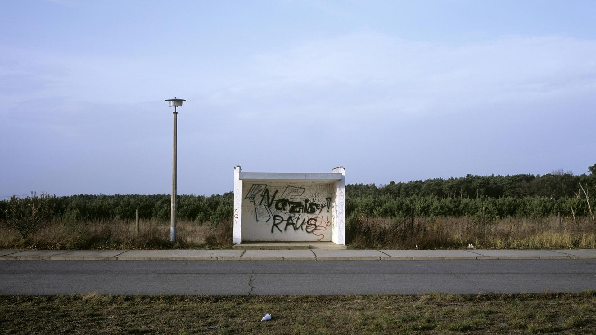Leerstehende Bushaltestelle mit Graffiti Nazis Raus in Hoyerswerda Neustadt. 2009. Leerstehende Bushaltestelle mit Graffiti Nazis Raus in Hoyerswerda Neustadt. 2009.