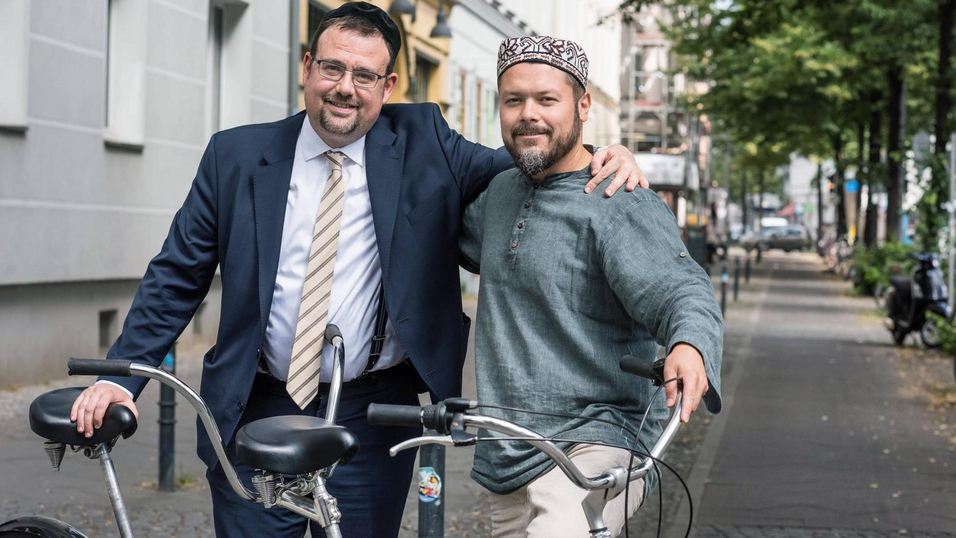 Rabbiner Elias Dray aus Amberg und Ender Cetin, islamischer Theologe aus Berlin, besuchen regelmäßig im Rahmen des Bildungs- und Begegnungsprojektes "meet2respect" Berliner Schulklassen mit mehrheitlich muslimischen Schülern. Rabbiner Elias Dray aus Amberg und Ender Cetin, islamischer Theologe aus Berlin, besuchen regelmäßig im Rahmen des Bildungs- und Begegnungsprojektes "meet2respect" Berliner Schulklassen mit mehrheitlich muslimischen Schülern.