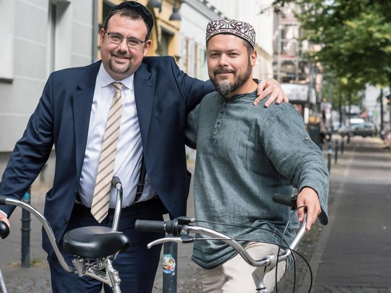 Rabbiner Elias Dray aus Amberg und Ender Cetin, islamischer Theologe aus Berlin, besuchen regelmäßig im Rahmen des Bildungs- und Begegnungsprojektes "meet2respect" Berliner Schulklassen mit mehrheitlich muslimischen Schülern.