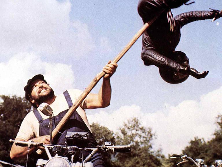 Bud Spencer in einem Kampf verwickelt.