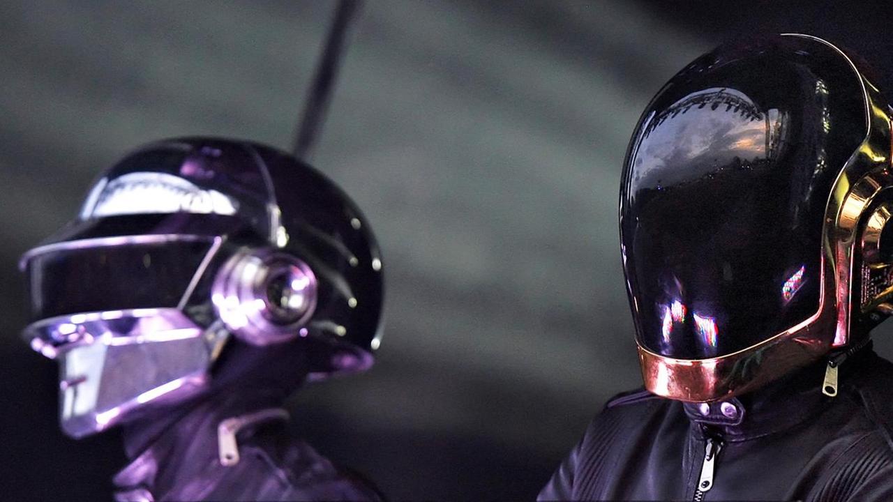 Die französische Band Daft Punk mit futuristischen Helmen während eines Auftritts. Die französische Band Daft Punk mit futuristischen Helmen während eines Auftritts.