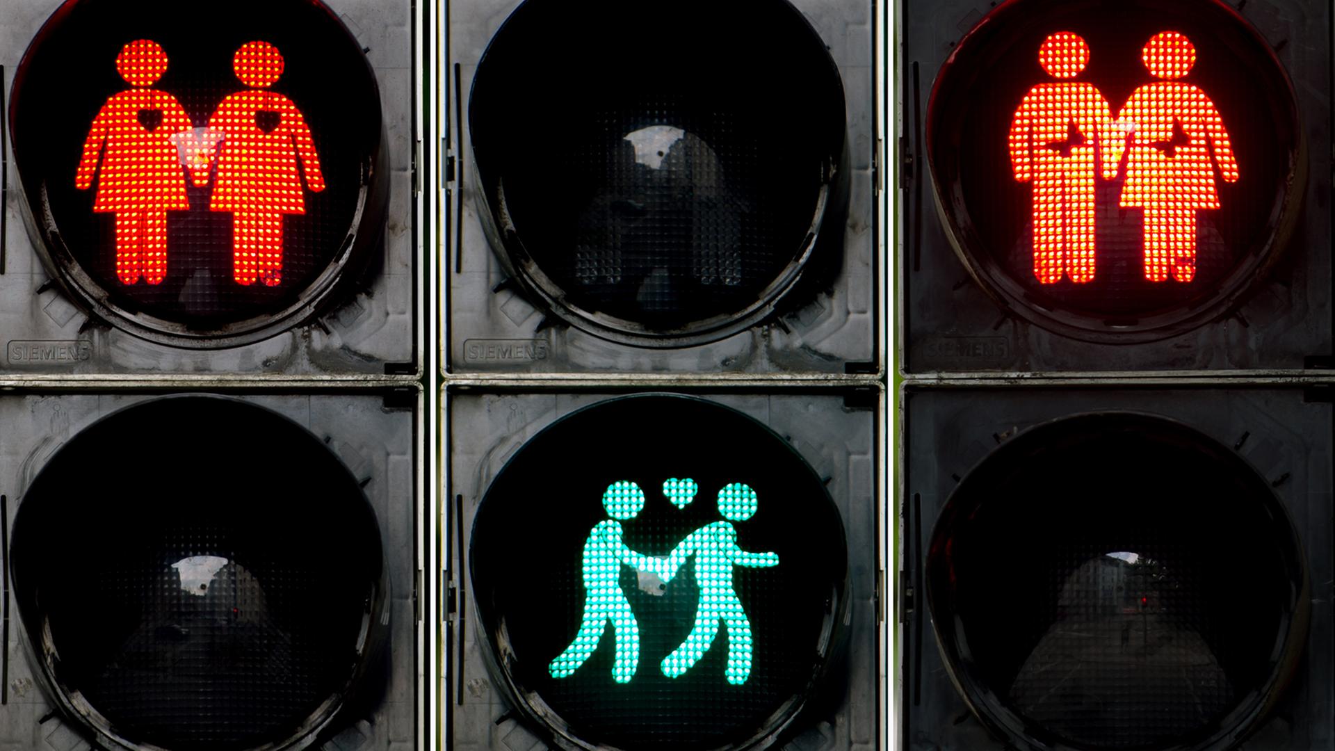 Zwei weibliche Ampelmännchen leuchteten zum CSD 2015 in München. Zwei weibliche Ampelmännchen leuchteten zum CSD 2015 in München.
