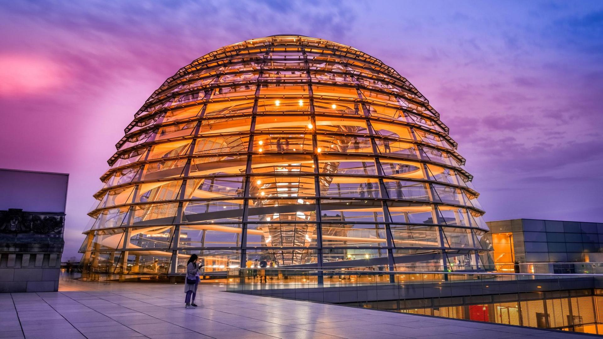 Die Kuppel des Reichstagsgebäudes in Berlin. Die Kuppel des Reichstagsgebäudes in Berlin.