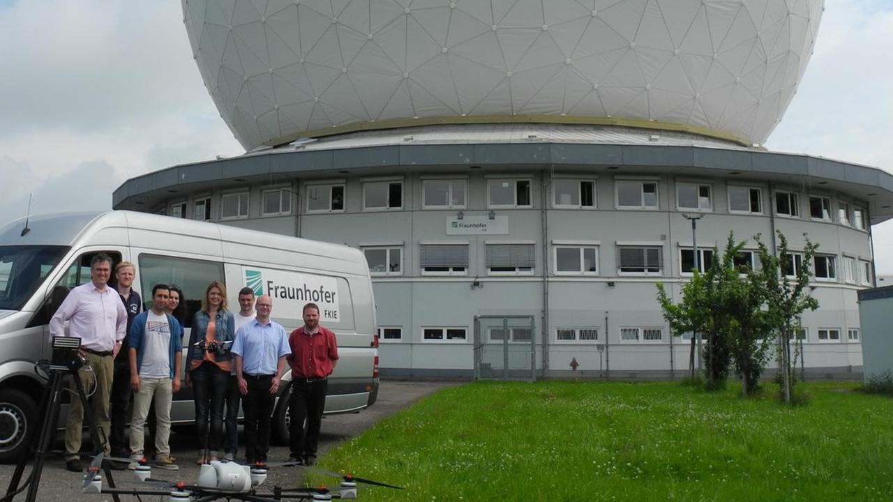 Das Drohnenabwehr-Forschungsteam (Abteilung Sensordatenfusion) des Fraunhofer FKIE, dessen Leiter Dr. Wolfgang Koch ist