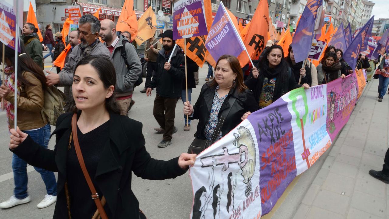 Fast jeden Samstag protestieren linke Gruppen in Ankara gegen die Regierung, unter ihnen auch etwa 70 bis 80 Mitglieder der Frauenorganisation "Halkevleri Kadınlar", übersetzt etwa "Frauen der Volkshäuser". Sie halten Schilder in den Händen mit Slogans wie: "Wir sind gleichberechtigt!", "Ende der Gewalt!", "Frau, Leben, Freiheit".