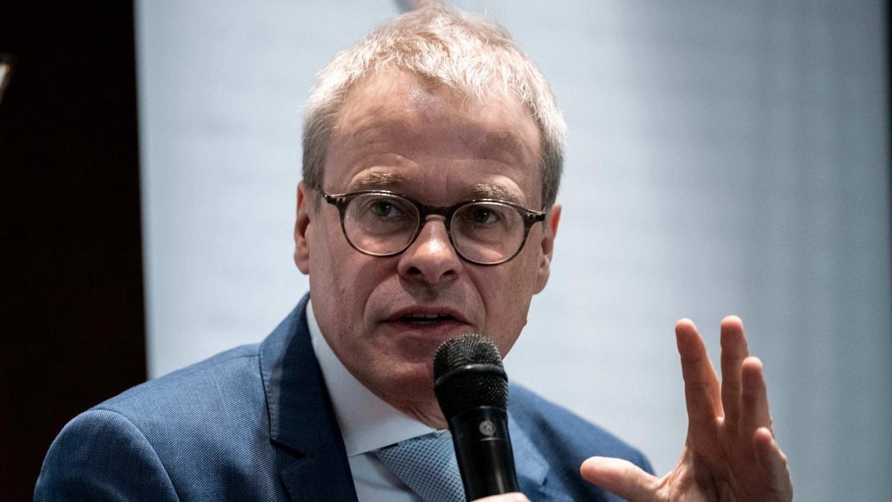 Peter Peters, Vizepräsident des Deutschen Fußball-Bundes (DFB), sitzt während einer Gesprächsrunde im Rahmen eines Festakts zum 100-jährigen Jubiläum der Makkabi-Bewegung im Deutschen Fußball-Museum auf dem Podium. Peter Peters, Vizepräsident des Deutschen Fußball-Bundes (DFB), sitzt während einer Gesprächsrunde im Rahmen eines Festakts zum 100-jährigen Jubiläum der Makkabi-Bewegung im Deutschen Fußball-Museum auf dem Podium.