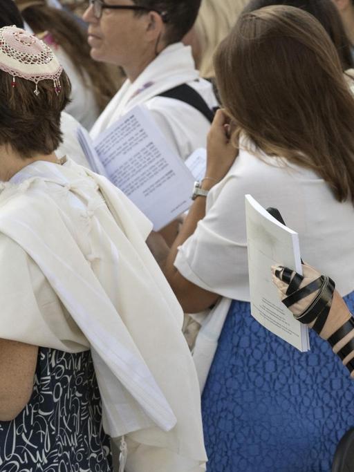 Mitglieder der liberal-jüdischen Religionsgruppe Women of the Wall tragen Tefillin, traditionelle jüdische Gebetsriemen für Männer und Schals, wenn sie an der Westmauer in der Altstadt Jerusalems beten.