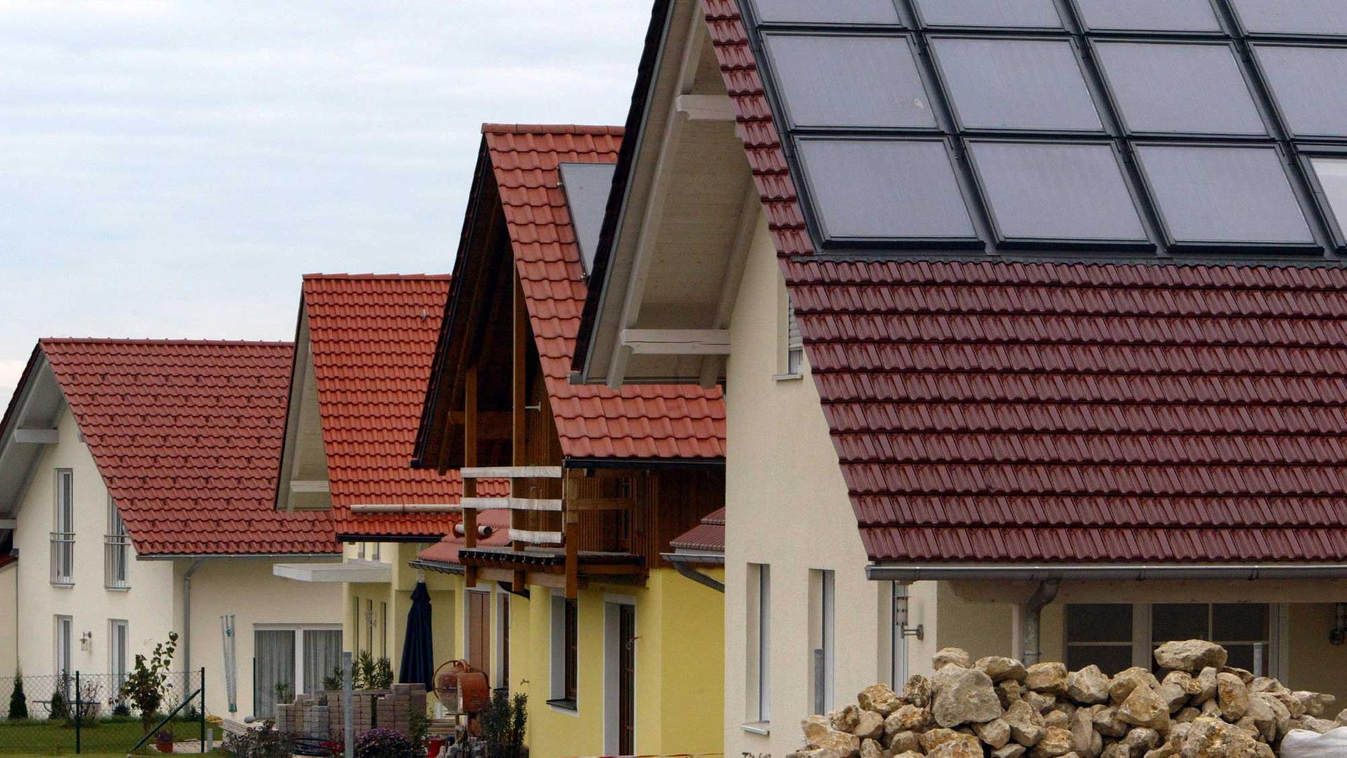 Gerade fertig gestellte Einfamilienhäuser in einem Neubaugebiet am Ortsrand von Germaringen im Ostallgäu am 20.10.2005 Gerade fertig gestellte Einfamilienhäuser in einem Neubaugebiet am Ortsrand von Germaringen im Ostallgäu am 20.10.2005