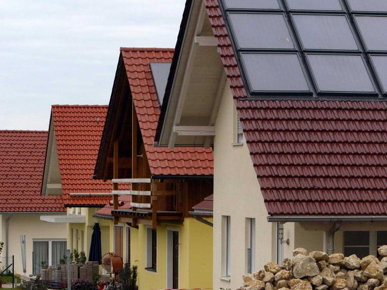 Gerade fertig gestellte Einfamilienhäuser in einem Neubaugebiet am Ortsrand von Germaringen im Ostallgäu am 20.10.2005