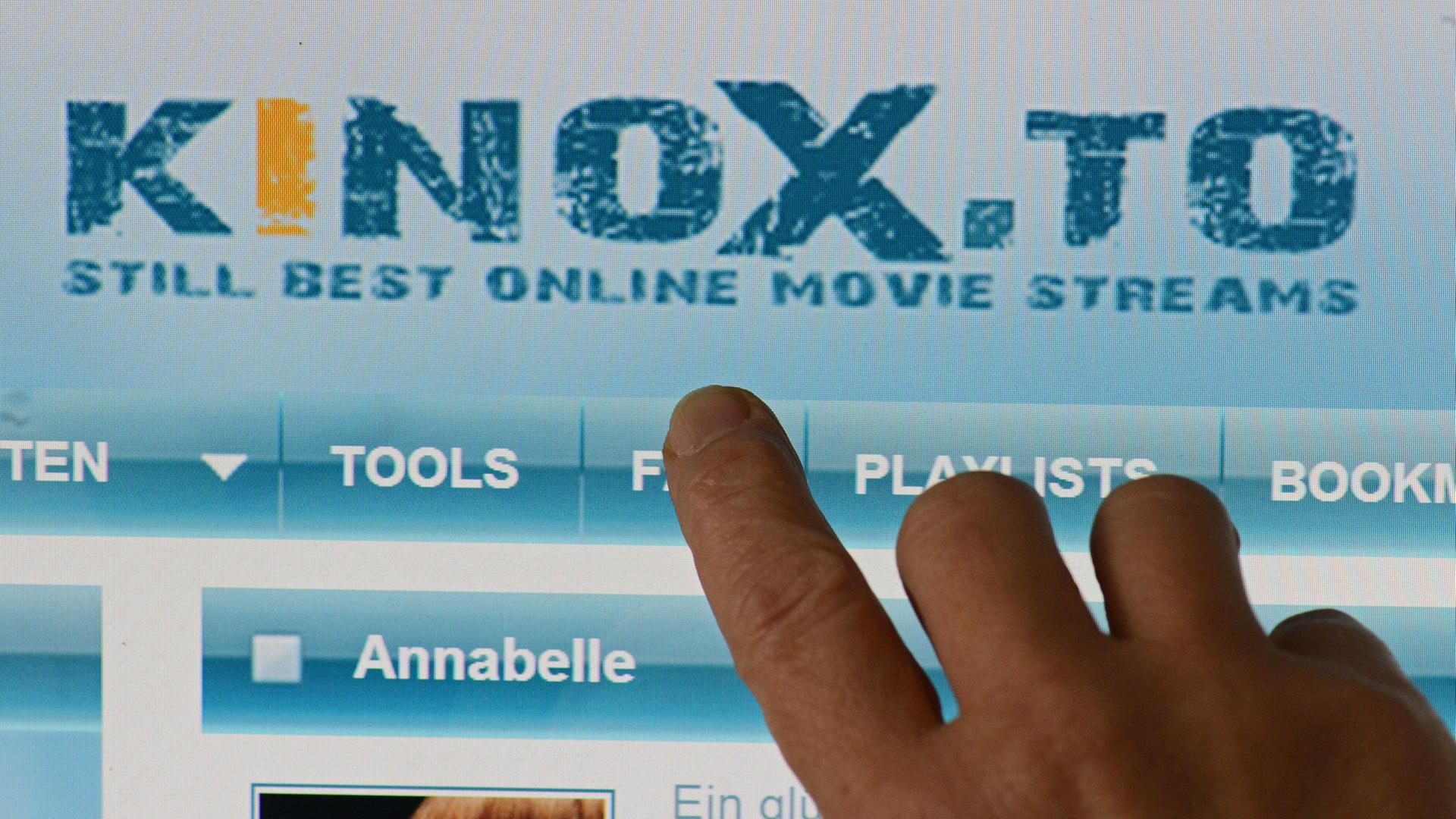 Ein Nutzer greift auf die Kino-Webseite kinox.to zu