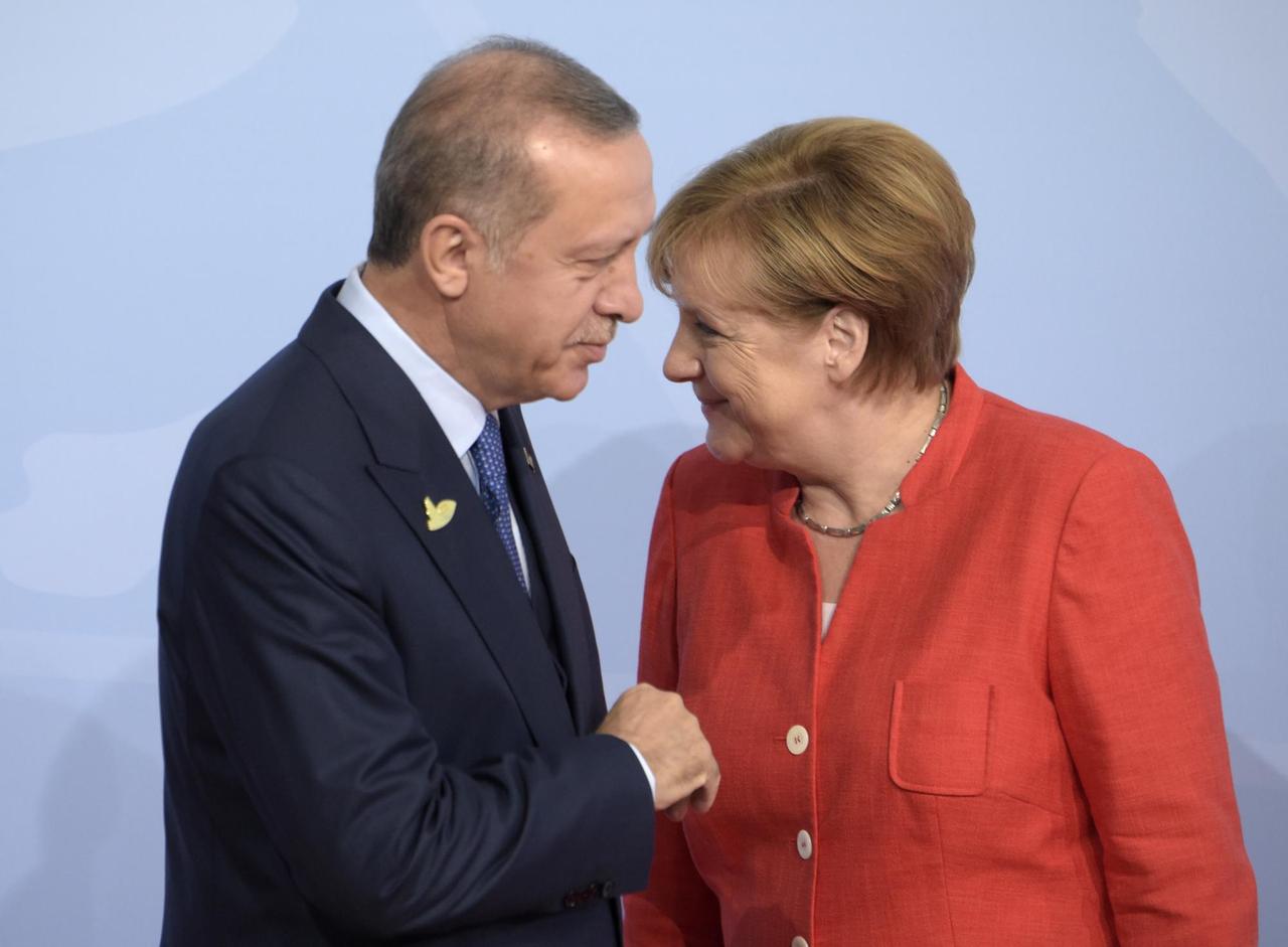 Bundeskanzlerin Merkel begrüßt den türkischen Präsidenten Erdogan zum G20-Gipfel. Beide lächeln. Bundeskanzlerin Merkel begrüßt den türkischen Präsidenten Erdogan zum G20-Gipfel. Beide lächeln.