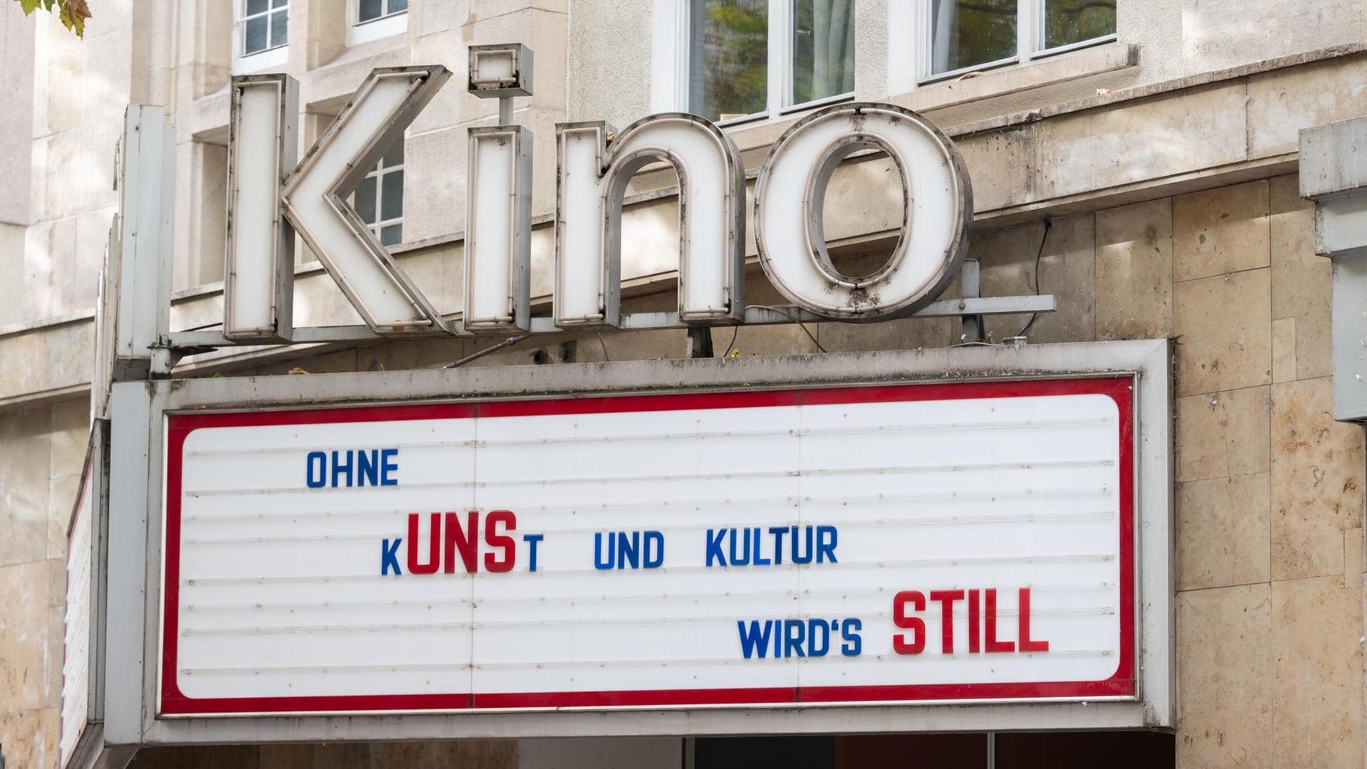 Ein Kino hat auf seiner Werbetafel den Satz "Ohne Kunst und Kultur wird's still" stehen. Ein Kino hat auf seiner Werbetafel den Satz "Ohne Kunst und Kultur wird's still" stehen.