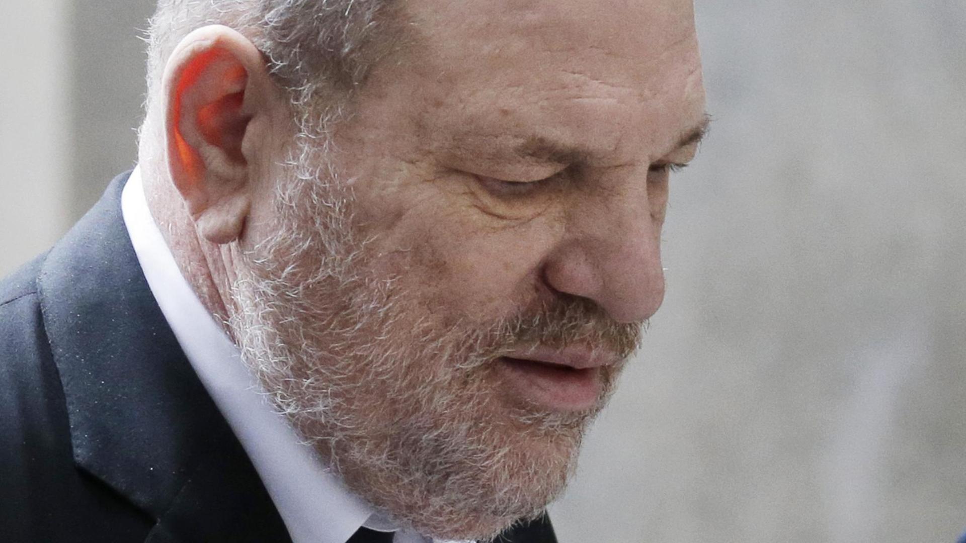 Das Foto zeigt den Filmproduzenten Harvey Weinstein, dem viele Frauen übergriffiges Verhalten und sexuelle Gewalt vorgeworfen haben. Das Foto zeigt den Filmproduzenten Harvey Weinstein, dem viele Frauen übergriffiges Verhalten und sexuelle Gewalt vorgeworfen haben.