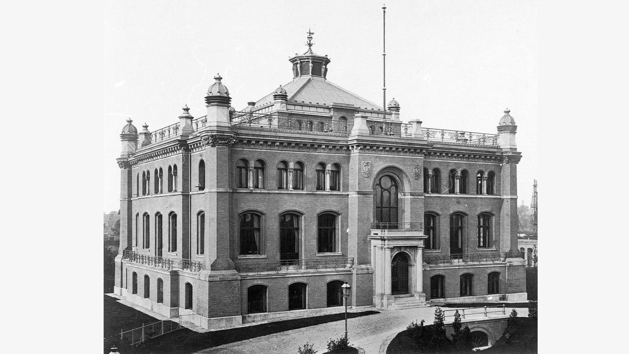 Das sogenannte Observatorium, mitten auf dem PTR-Gelände in Berlin gelegen, galt Ende des 19. Jahrhunderts als das modernste physikalische Forschungsgebäude weltweit. Eindrucksvolle bauphysikalische Pionierleistungen hatten dazu geführt, dass die Experimentatoren nahezu ideale Messbedingungen vorfanden: Erschütterungsfreiheit, Temperaturkonstanz und minimale elektromagnetische Interferenzen zeichneten die Laborräume aus. Auch in den Jahren nach Hermann von Helmholtz, dem ersten Präsidenten der PTR, war das Observatorium Stätte wegbereitender physikalischer Experimente. Das sogenannte Observatorium, mitten auf dem PTR-Gelände in Berlin gelegen, galt Ende des 19. Jahrhunderts als das modernste physikalische Forschungsgebäude weltweit. Eindrucksvolle bauphysikalische Pionierleistungen hatten dazu geführt, dass die Experimentatoren nahezu ideale Messbedingungen vorfanden: Erschütterungsfreiheit, Temperaturkonstanz und minimale elektromagnetische Interferenzen zeichneten die Laborräume aus. Auch in den Jahren nach Hermann von Helmholtz, dem ersten Präsidenten der PTR, war das Observatorium Stätte wegbereitender physikalischer Experimente.