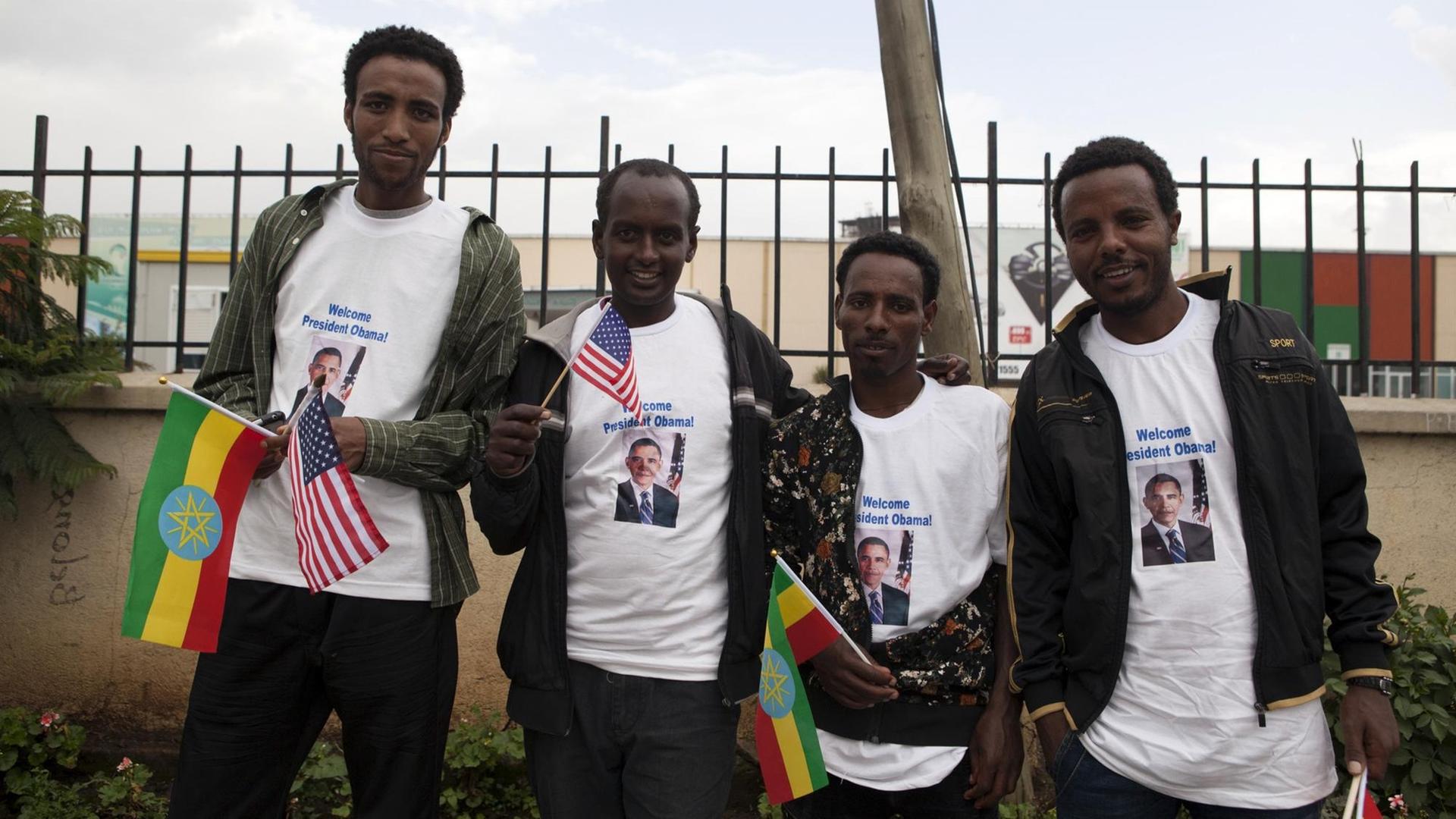 Äthiopier warten mit Fahnen und T-Shirts mit Foto von Barack Obama auf die Ankunft des US-Präsidenten in der Hauptstadt Addis Abeba. Äthiopier warten mit Fahnen und T-Shirts mit Foto von Barack Obama auf die Ankunft des US-Präsidenten in der Hauptstadt Addis Abeba.