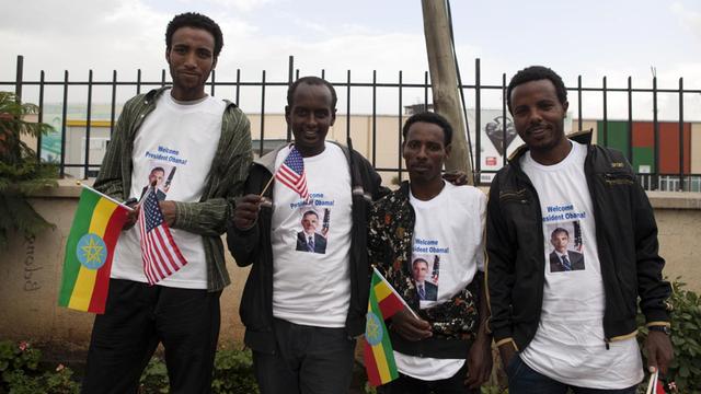 Äthiopier warten mit Fahnen und T-Shirts mit Foto von Barack Obama auf die Ankunft des US-Präsidenten in der Hauptstadt Addis Abeba.