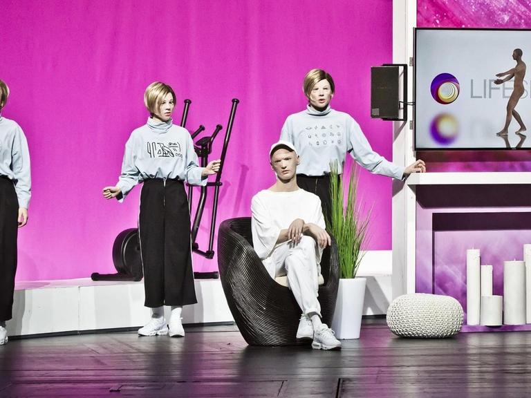 "Woman in Trouble", ein Theaterstück von Susanne Kennedy an der Volksbühne Berlin mit (von links) Marie Groothof, Anna Maria Sturm, Niels Kuiters, Suzan Boogaert. Die Premiere war am 30. November 2017.