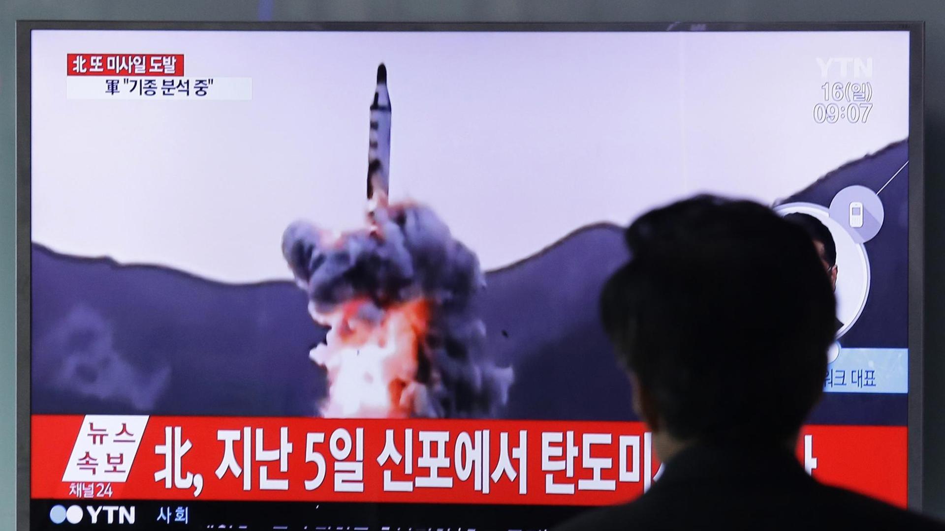 Ein Mann sieht am 16.04.2017 am Bahnhof in Seoul auf einem Fernseh-Gerät eine Archivfilmaufnahme von einer nordkoreanischen Rakete. Ein Mann sieht am 16.04.2017 am Bahnhof in Seoul auf einem Fernseh-Gerät eine Archivfilmaufnahme von einer nordkoreanischen Rakete.