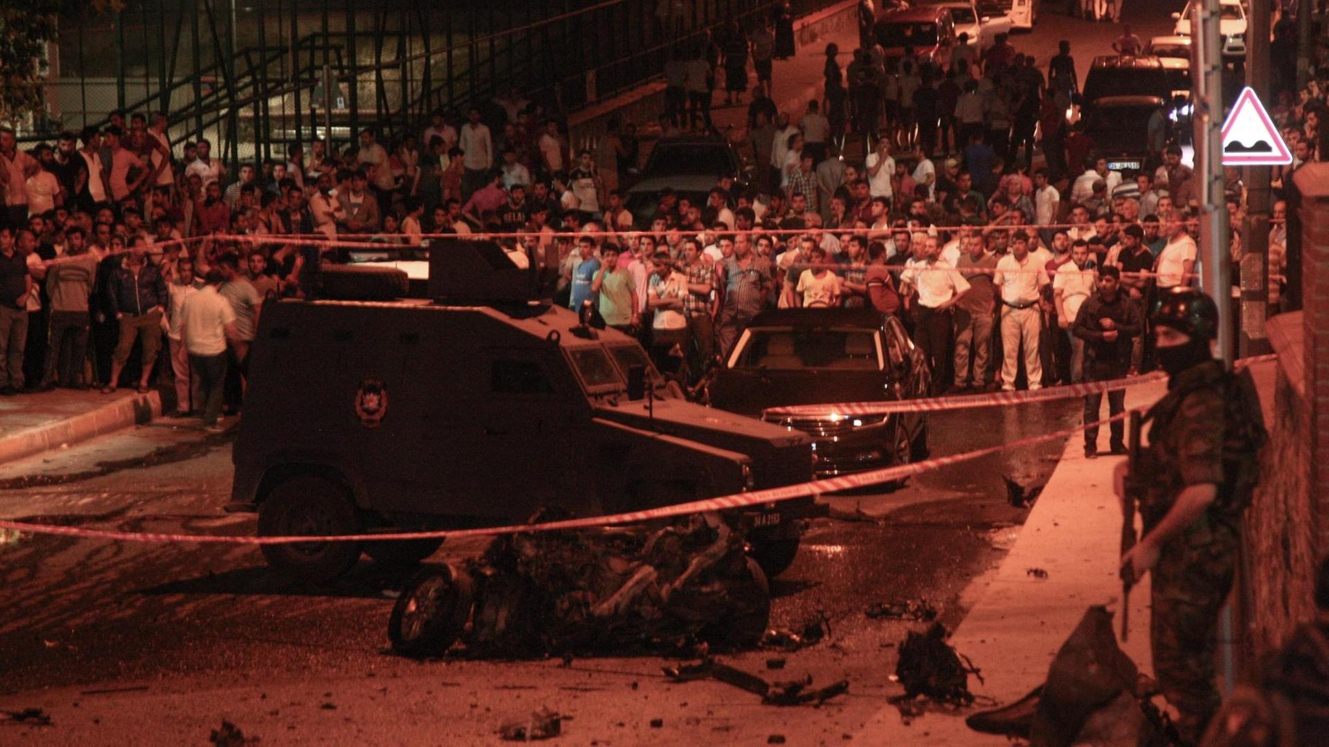 Polizisten stehen vor einer Polizeistation in Istanbul nach einem Anschlag. Polizisten stehen vor einer Polizeistation in Istanbul nach einem Anschlag.