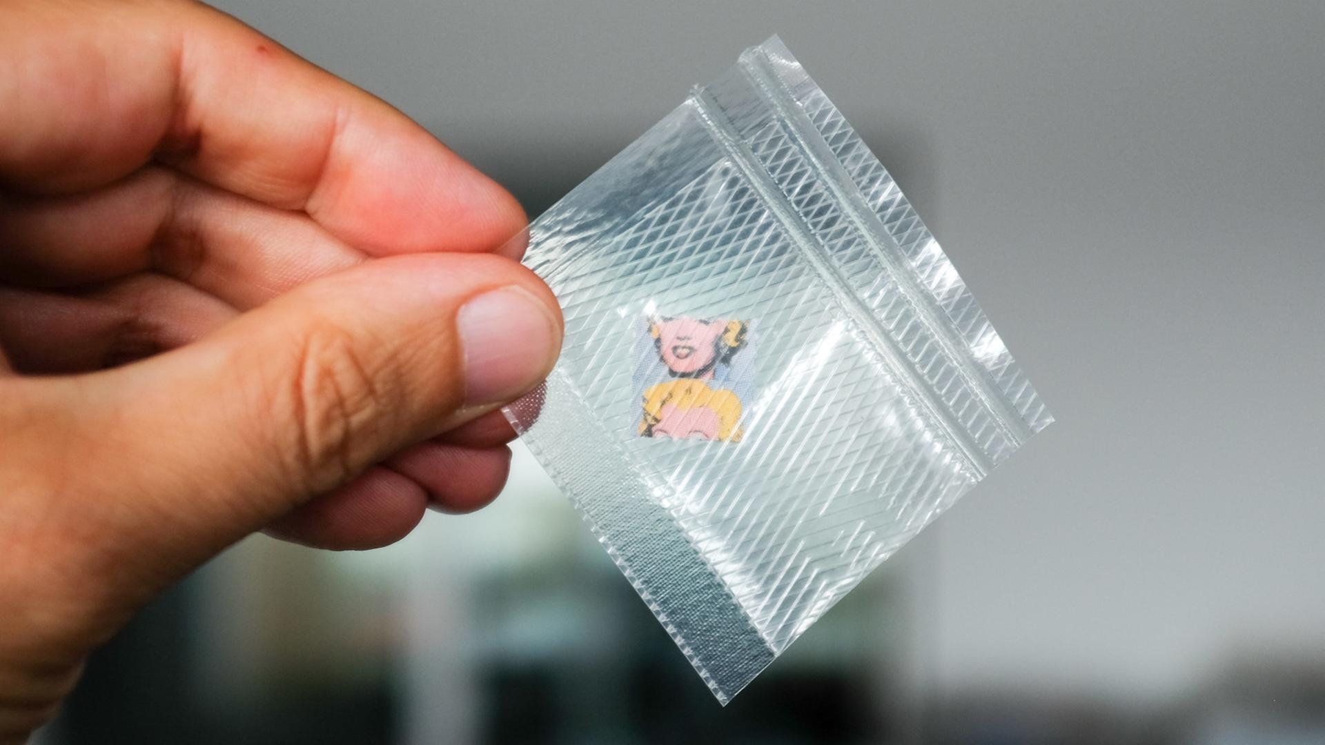 Ein in Folie eingeschweißter LSD-Trip mit dem Gesicht von Marylin Monroe. Lysergsäurediethylamid, kurz auch LSD, ist ein chemisch hergestelltes Derivat der Lysergsäure, die als Mutterkornalkaloid natürlich vorkommt. LSD ist eines der stärksten bekannten Halluzinogene. Ein in Folie eingeschweißter LSD-Trip mit dem Gesicht von Marylin Monroe. Lysergsäurediethylamid, kurz auch LSD, ist ein chemisch hergestelltes Derivat der Lysergsäure, die als Mutterkornalkaloid natürlich vorkommt. LSD ist eines der stärksten bekannten Halluzinogene.