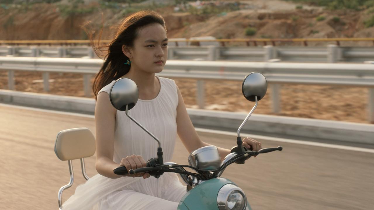 Feminismus auf Chinesisch: Mädchen fährt Roller in "Angels wear white" von Vivian Qu