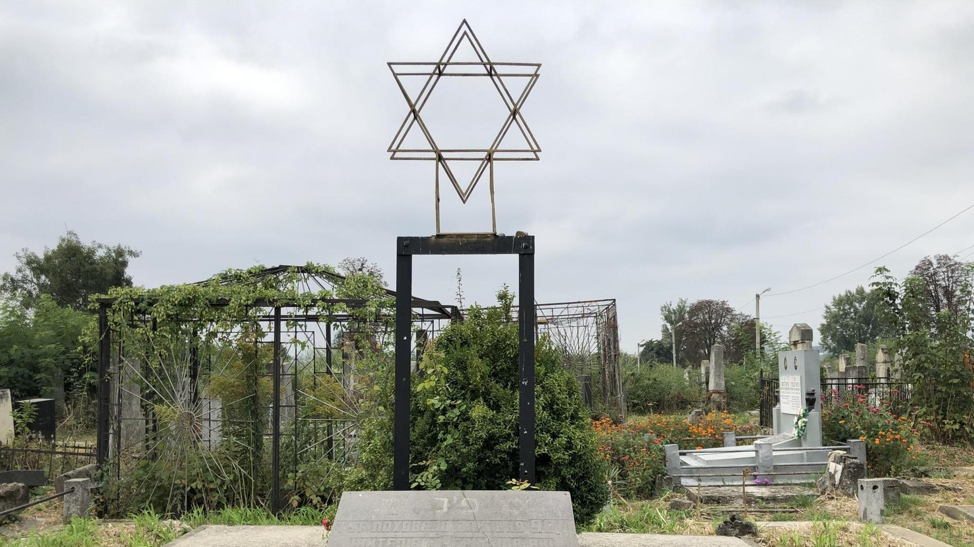 Jüdischer Friedhof Czernowitz mit dem Massengrab für 900 Holocaust-Opfer Jüdischer Friedhof Czernowitz mit dem Massengrab für 900 Holocaust-Opfer
