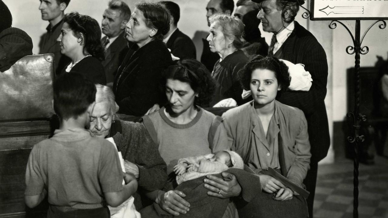 Filmszene aus dem Film "Fahrraddiebe" von Vittorio de Sica aus dem Jahr 1948 Filmszene aus dem Film "Fahrraddiebe" von Vittorio de Sica aus dem Jahr 1948