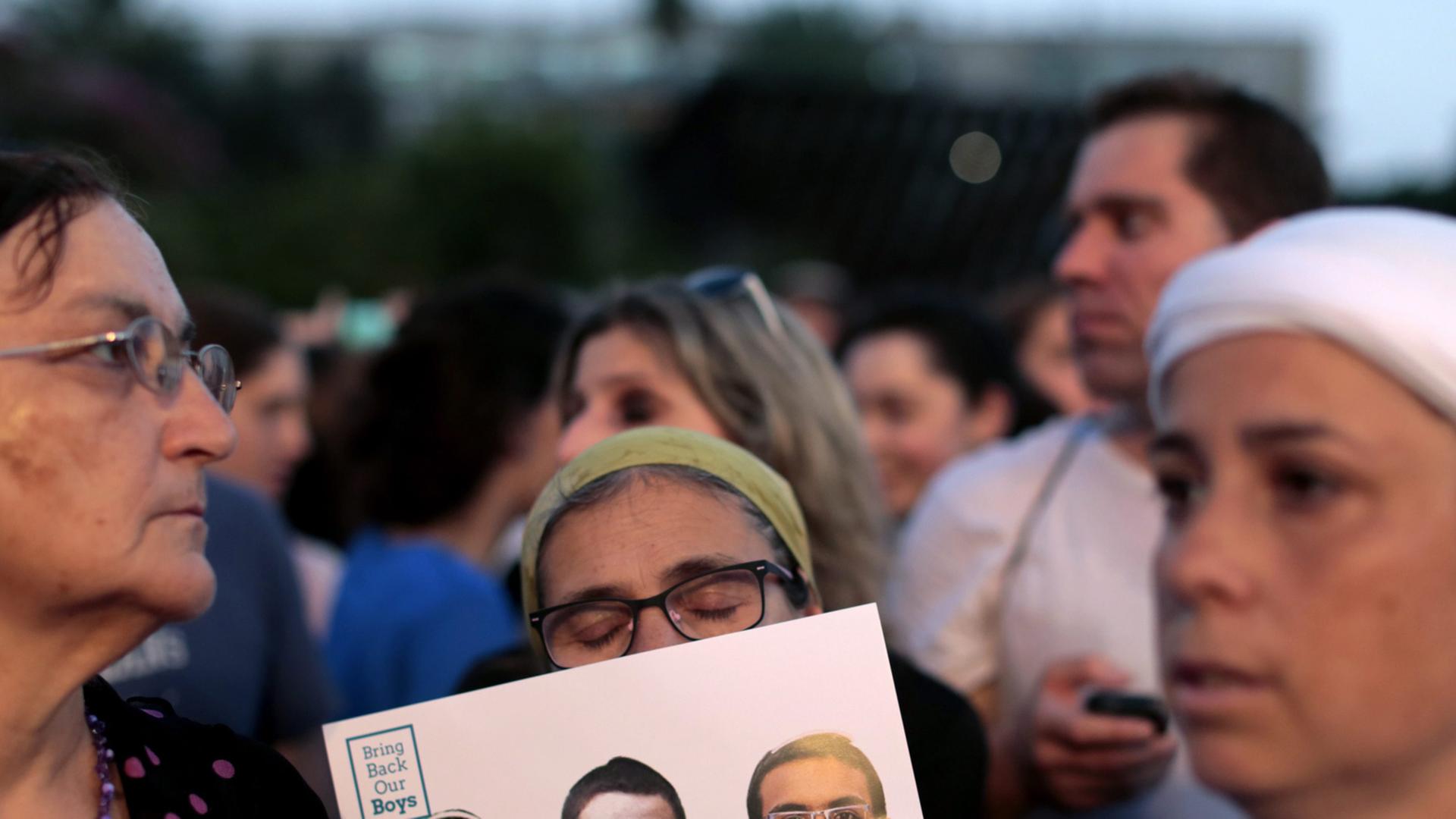 Demonstranten der Aktion "Bring Our Boys Home" gestern in Rabin Square in Tel Aviv. Demonstranten der Aktion "Bring Our Boys Home" gestern in Rabin Square in Tel Aviv.