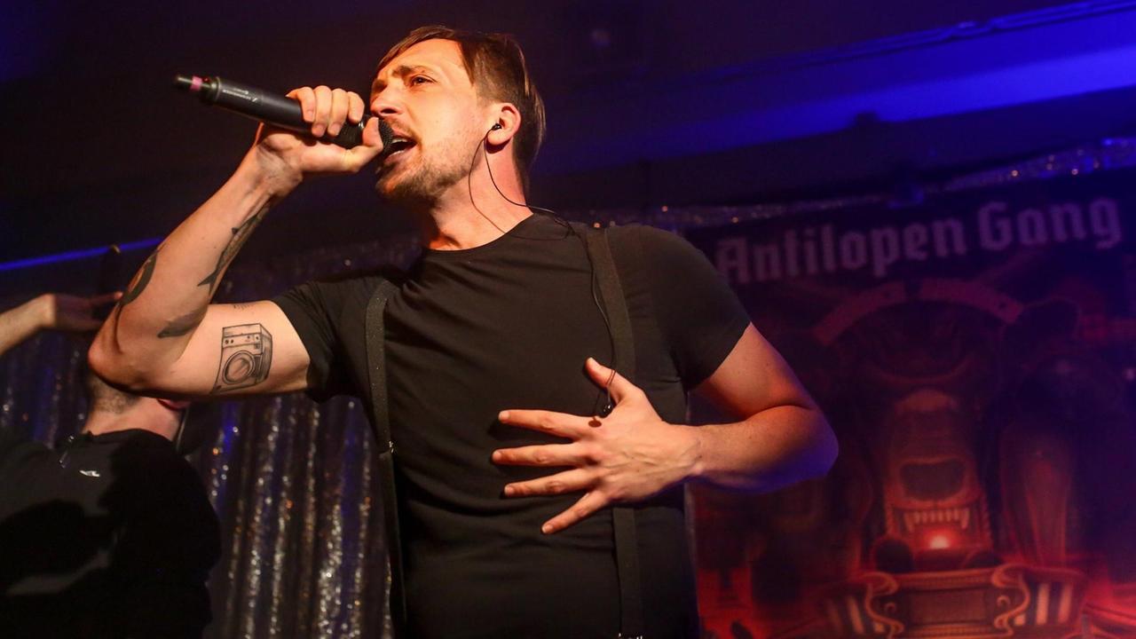 Ein Konzert der Band Antilopen Gang in der Berliner Berghain Kantine. Im Vordergrund: Sänger Danger Dan alias Daniel Pongratz. Ein Konzert der Band Antilopen Gang in der Berliner Berghain Kantine. Im Vordergrund: Sänger Danger Dan alias Daniel Pongratz.