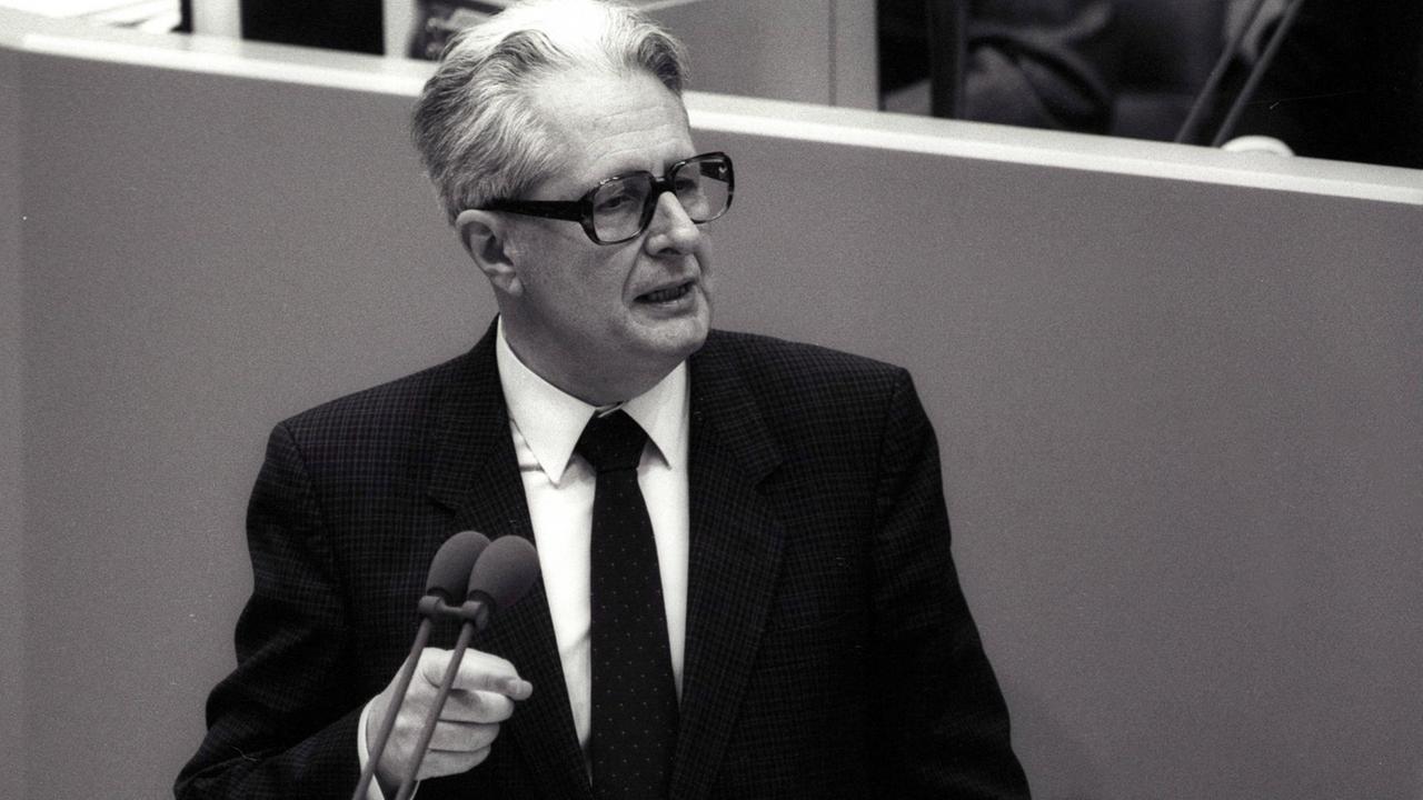 Hans-Jochen Vogel am 24.11.1986 im Deutschen Bundestag in Bonn Hans-Jochen Vogel am 24.11.1986 im Deutschen Bundestag in Bonn