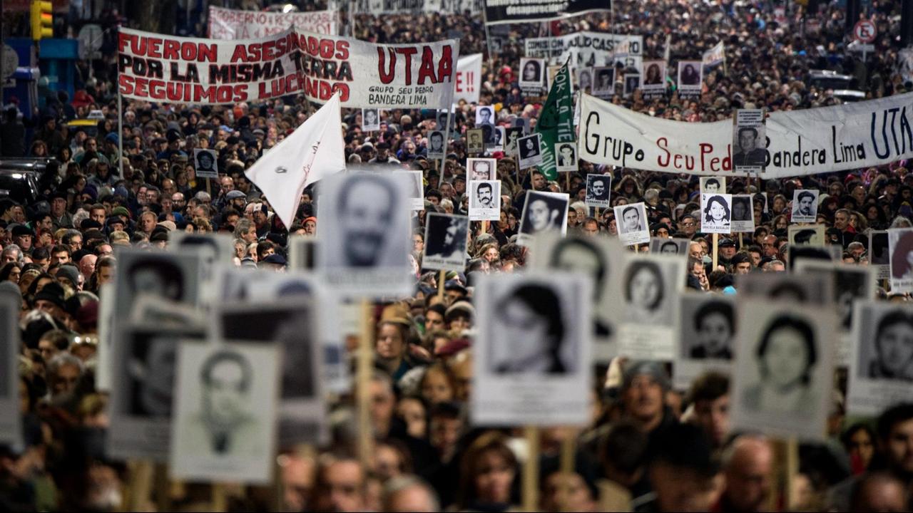 Tausende Menschen nehmen in Montevideo am Schweigemarsch für die Opfer der Militärdiktatur in Uruguay teil. Tausende Menschen nehmen in Montevideo am Schweigemarsch für die Opfer der Militärdiktatur in Uruguay teil.