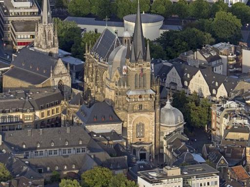 Luftaufnahme des Stadtzentrums der Stadt Aachen mit der Kathedrale in Nordrhein-Westfalen