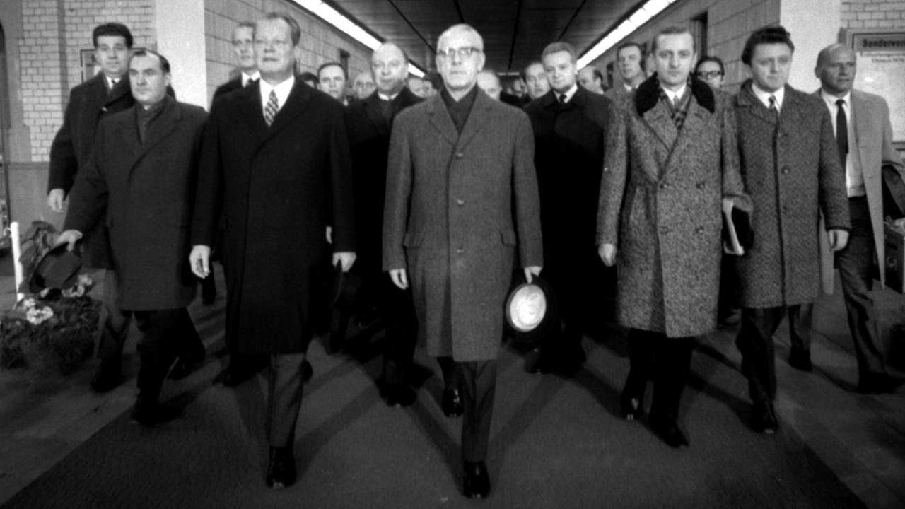 Bundeskanzler Willy Brandt besuchte erstmals im März 1970 die DDR und traf sich in Erfurt mit Willi Stoph , dem Ministerpraesidenten der DDR. Bundeskanzler Willy Brandt besuchte erstmals im März 1970 die DDR und traf sich in Erfurt mit Willi Stoph , dem Ministerpraesidenten der DDR.