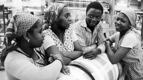 Mosambikanische Gastarbeiterinnen in einer Fabrik (VEB Frottana) in der ehemaligen DDR.
