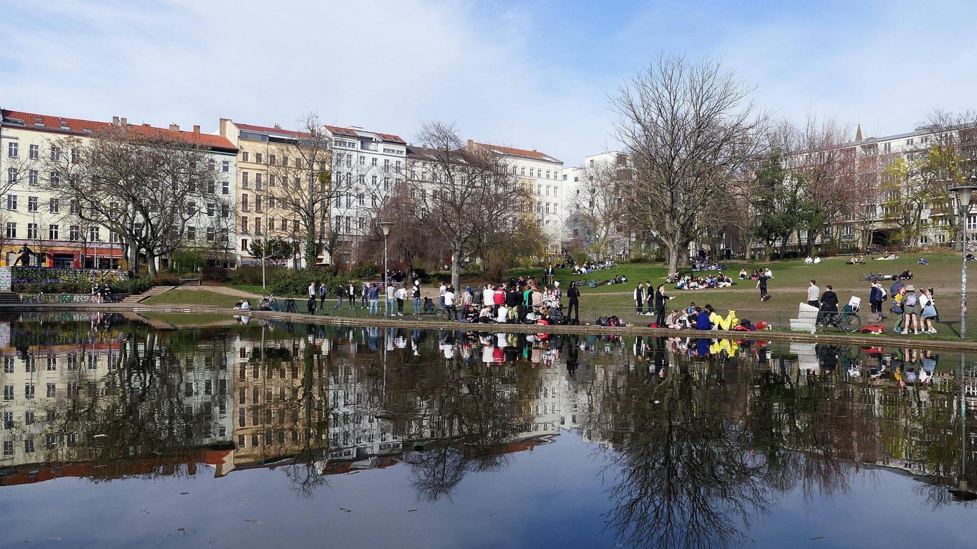 Im Park am Weinbergsweg in Berlin sitzen viele Menschen zum Teil dicht nebeneinander Im Park am Weinbergsweg in Berlin sitzen viele Menschen zum Teil dicht nebeneinander