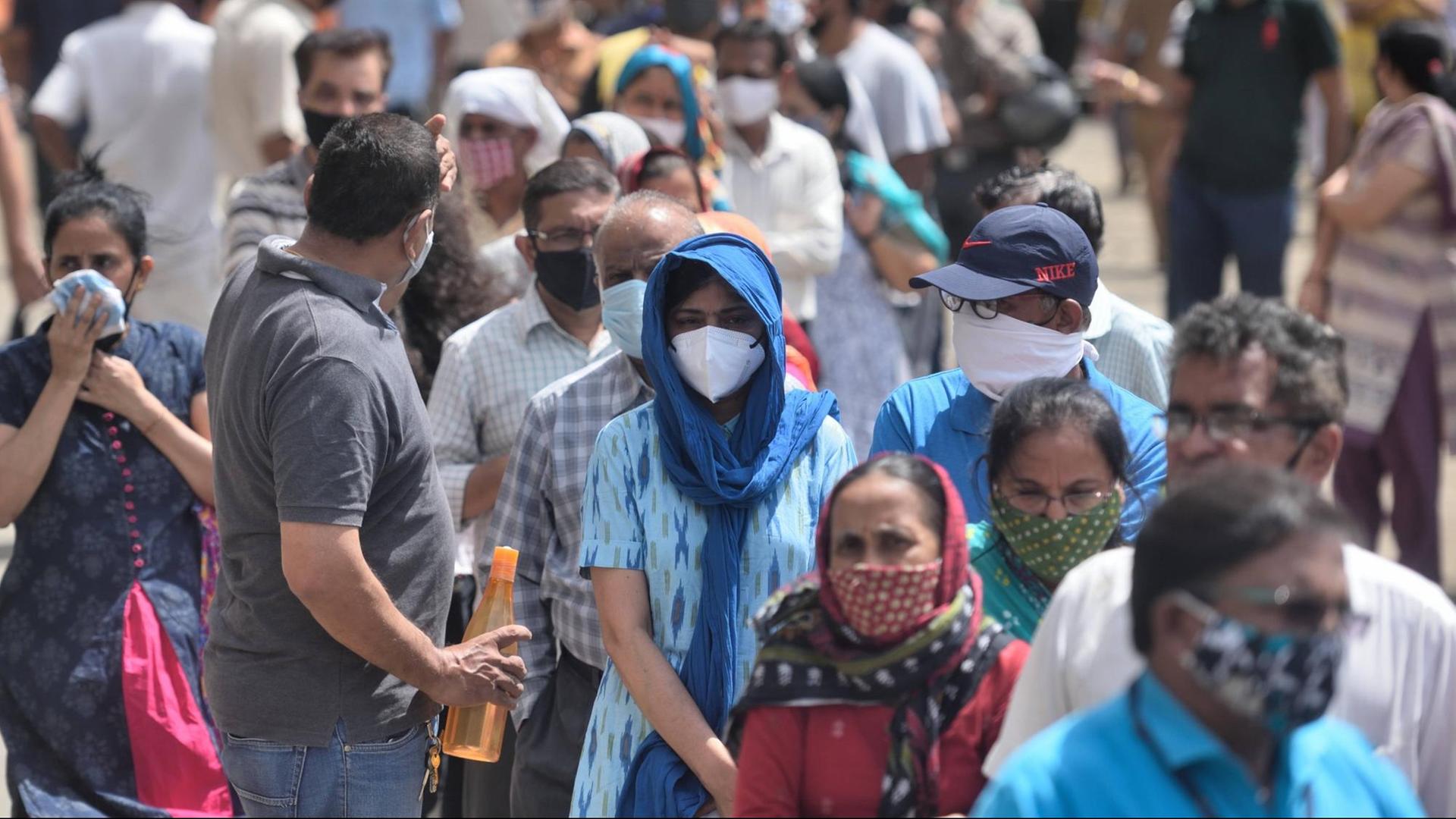 Am 23.04.21 warten Menschen am Dahisar Vaccination Centre in Mumbai (Indien) auf ihre Corona-Impfung. Am 23.04.21 warten Menschen am Dahisar Vaccination Centre in Mumbai (Indien) auf ihre Corona-Impfung.