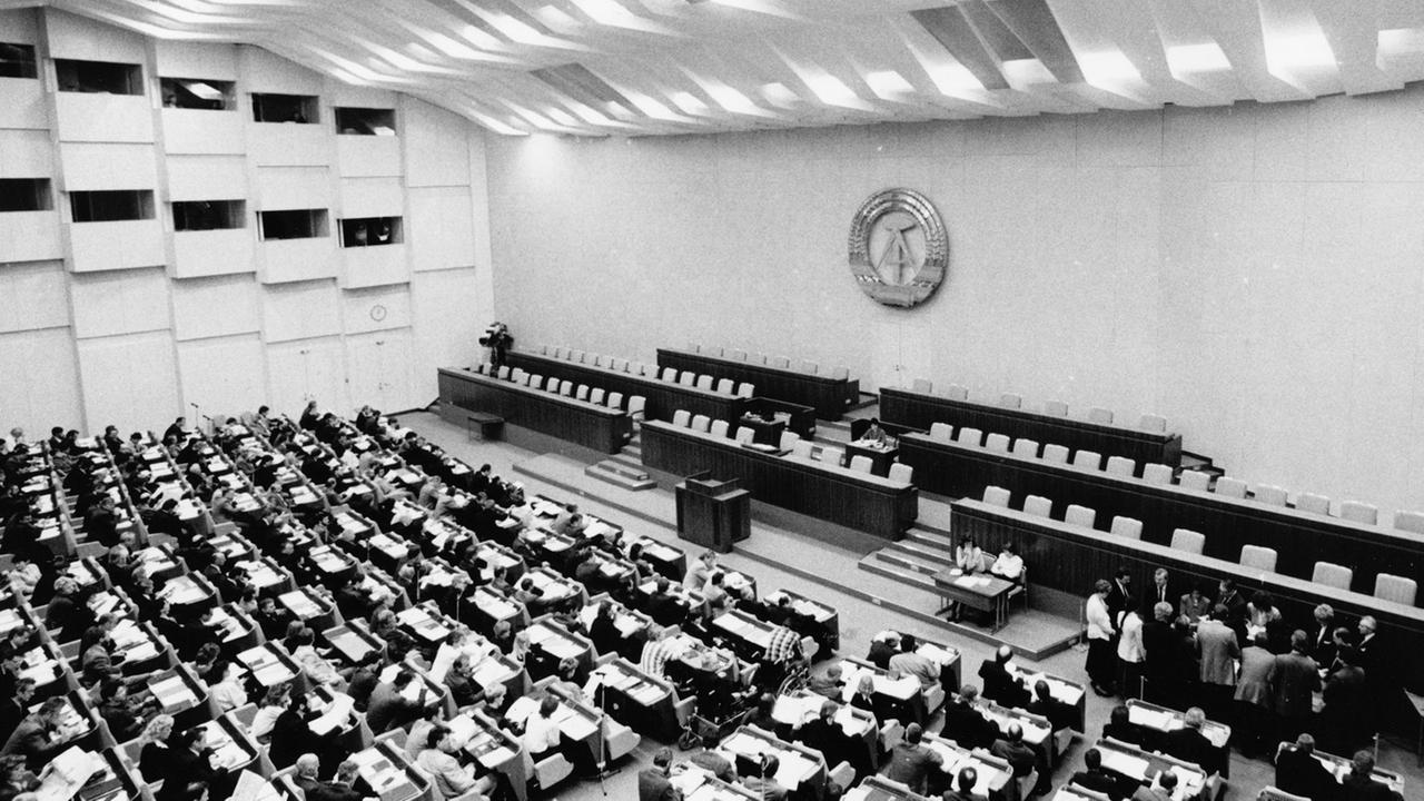 Der Plenarsaal im Palast der Republik in Berlin, aufgenommen während der ersten Tagung der Volkskammer nach der Wahl. Der Plenarsaal im Palast der Republik in Berlin, aufgenommen während der ersten Tagung der Volkskammer nach der Wahl.