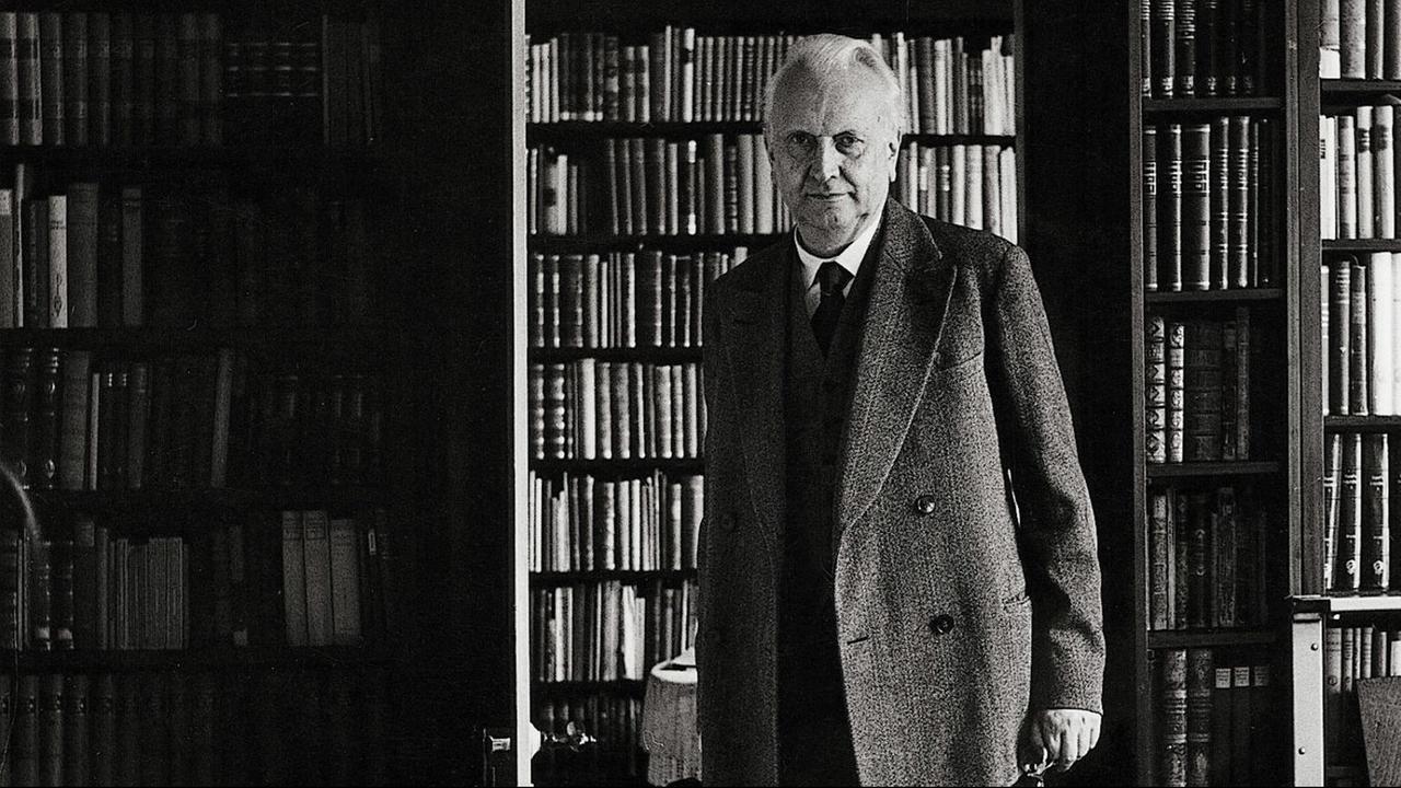 Karl Jaspers steht vor Bücherregalen in seinem Haus in Basel. Karl Jaspers steht vor Bücherregalen in seinem Haus in Basel.