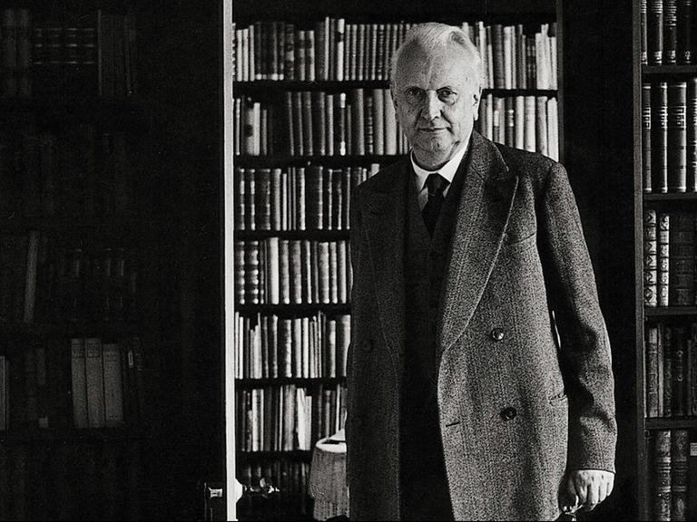 Karl Jaspers steht vor Bücherregalen in seinem Haus in Basel.