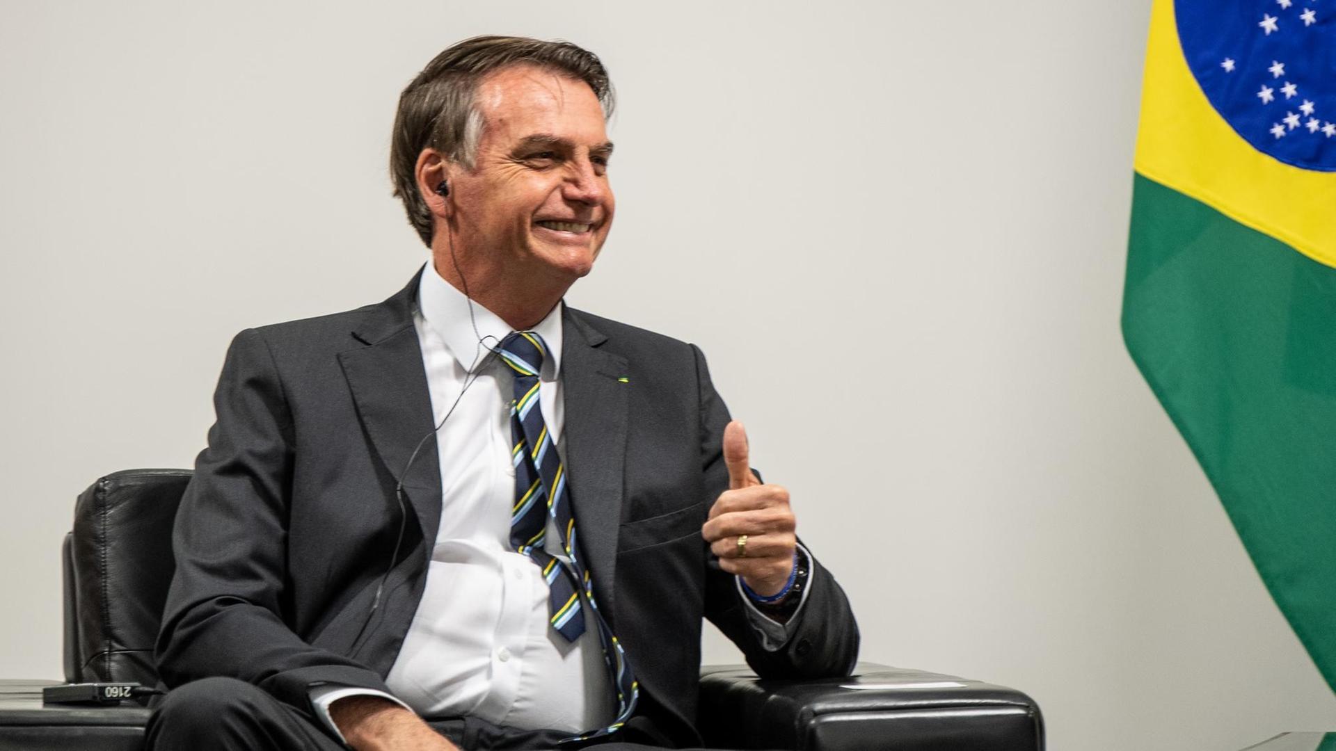 Jair Bolsonaro, Präsident von Brasilien, hebt den Daumen