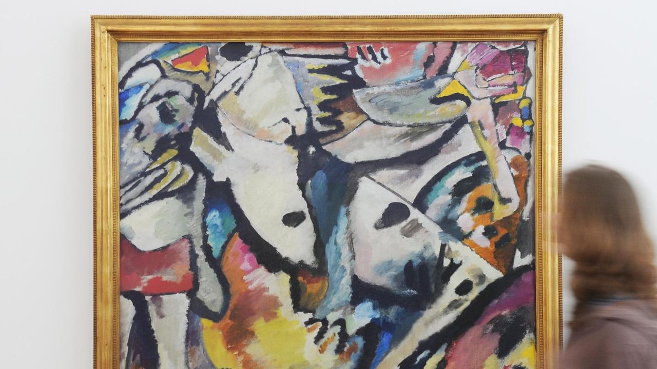 Eine Besucherin der Staatlichen Kunsthalle Karlsruhe läuft an dem großformatigen Bild "Improvisation 13" vorbei. Eine Besucherin der Staatlichen Kunsthalle Karlsruhe läuft an dem großformatigen Bild "Improvisation 13" vorbei.