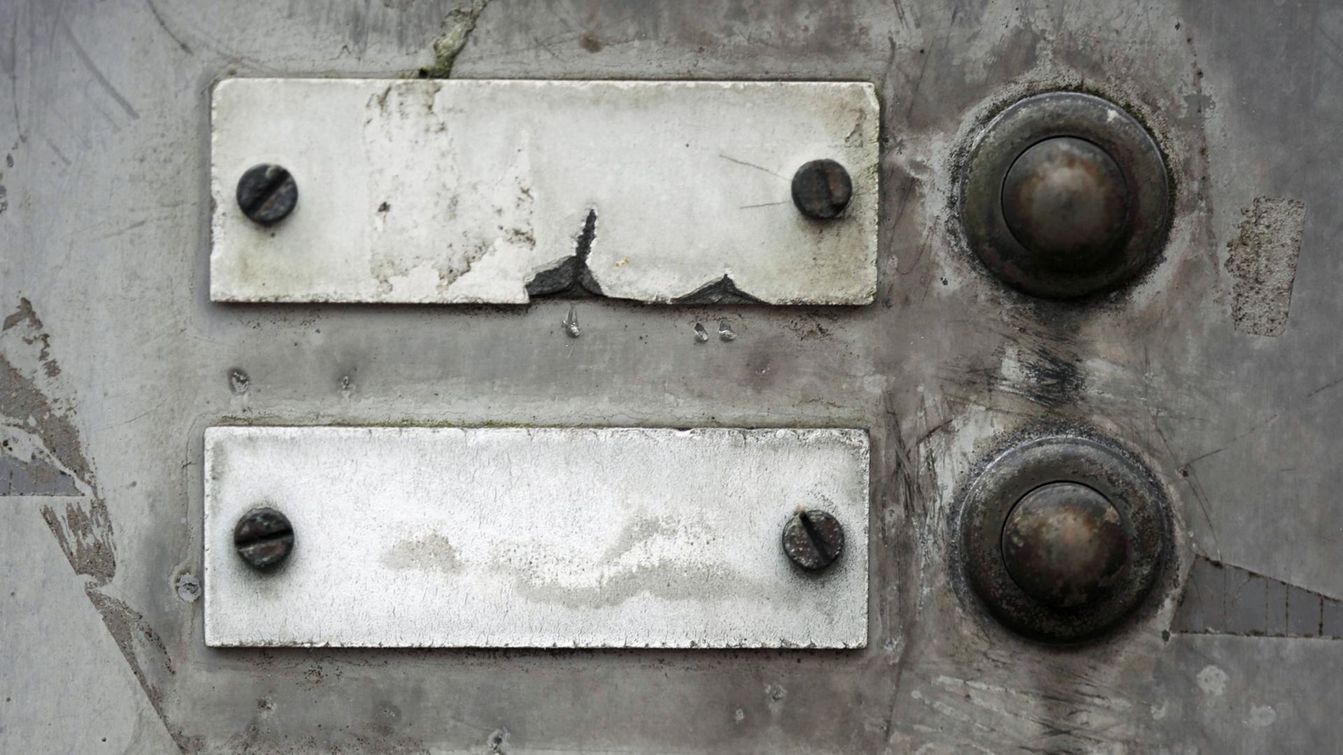 Unbeschriftete Klingelschilder an einem verfallenen Haus. Unbeschriftete Klingelschilder an einem verfallenen Haus.