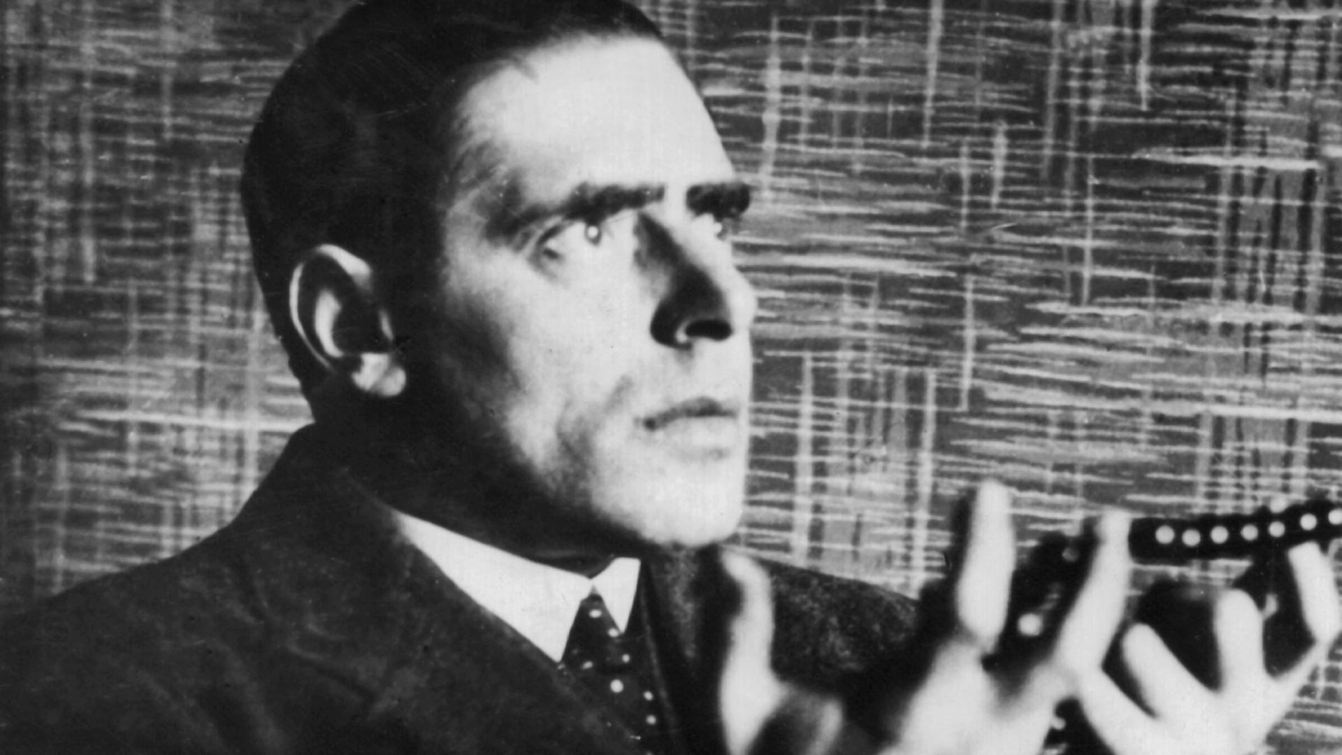 Der Hellseher, eigentlich Hermann Steinschneider, wurde 1928 von einem Gericht in Leitmeritz (Böhmen) vom Vorwurf des Betrugs freigesprochen, da "der Angeklagte über gewisse rätselhafte Geisteskräfte verfüge". Der Hellseher, eigentlich Hermann Steinschneider, wurde 1928 von einem Gericht in Leitmeritz (Böhmen) vom Vorwurf des Betrugs freigesprochen, da "der Angeklagte über gewisse rätselhafte Geisteskräfte verfüge".