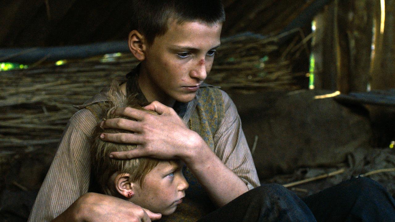 Levin Liam (r.) als Hans und Patrick Lorenczat als Fritzchen in dem Film "Wolfskinder". Levin Liam (r.) als Hans und Patrick Lorenczat als Fritzchen in dem Film "Wolfskinder".